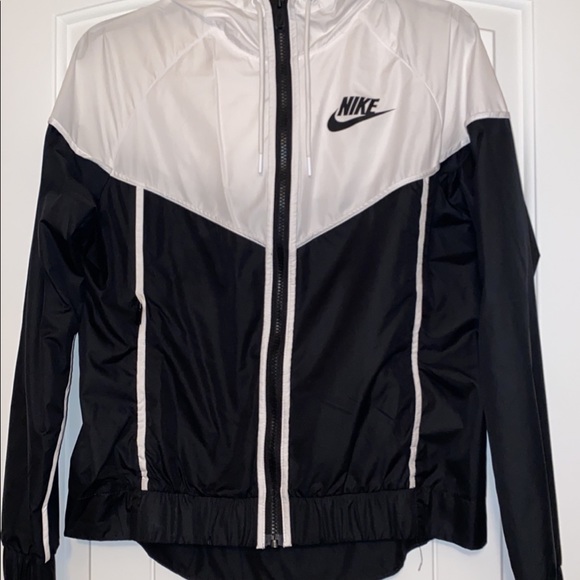 Nike windbreaker, in the size small. - Picture 1 of 2